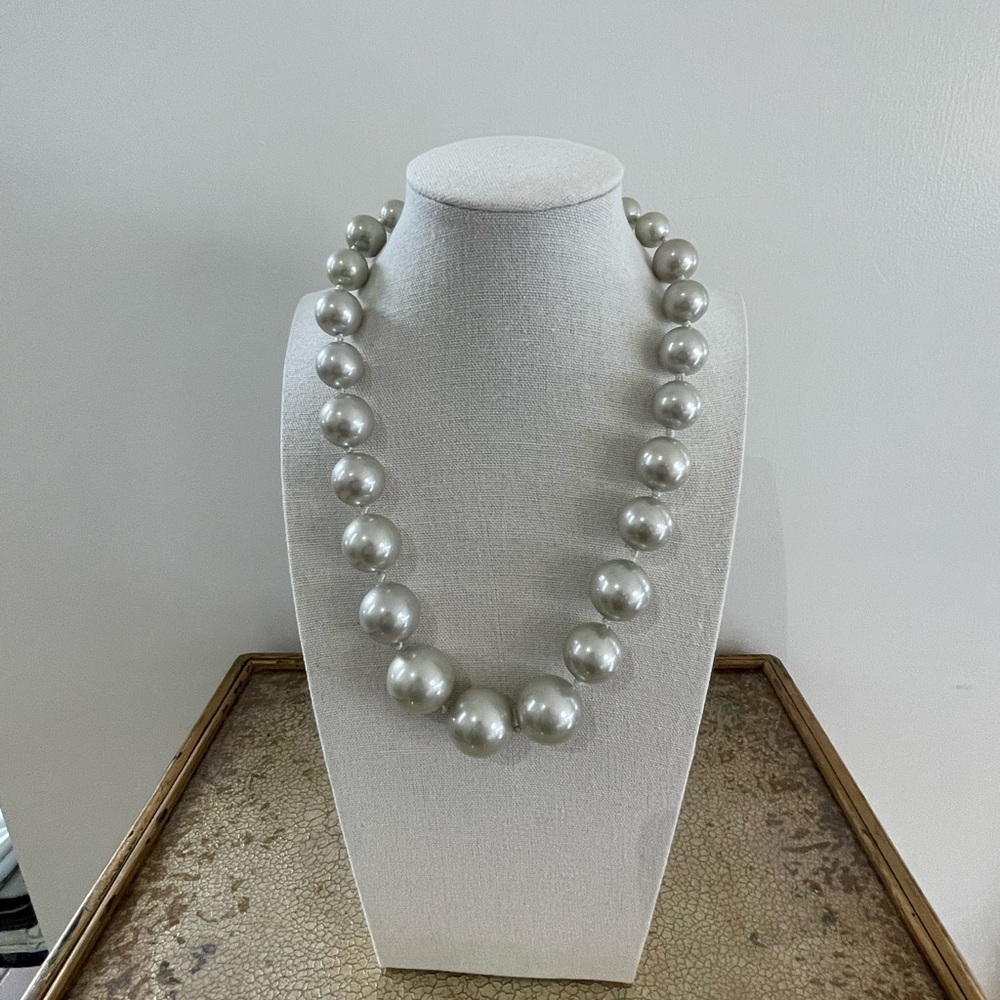 Sophisticated Silver Necklace with Lustrous Beads